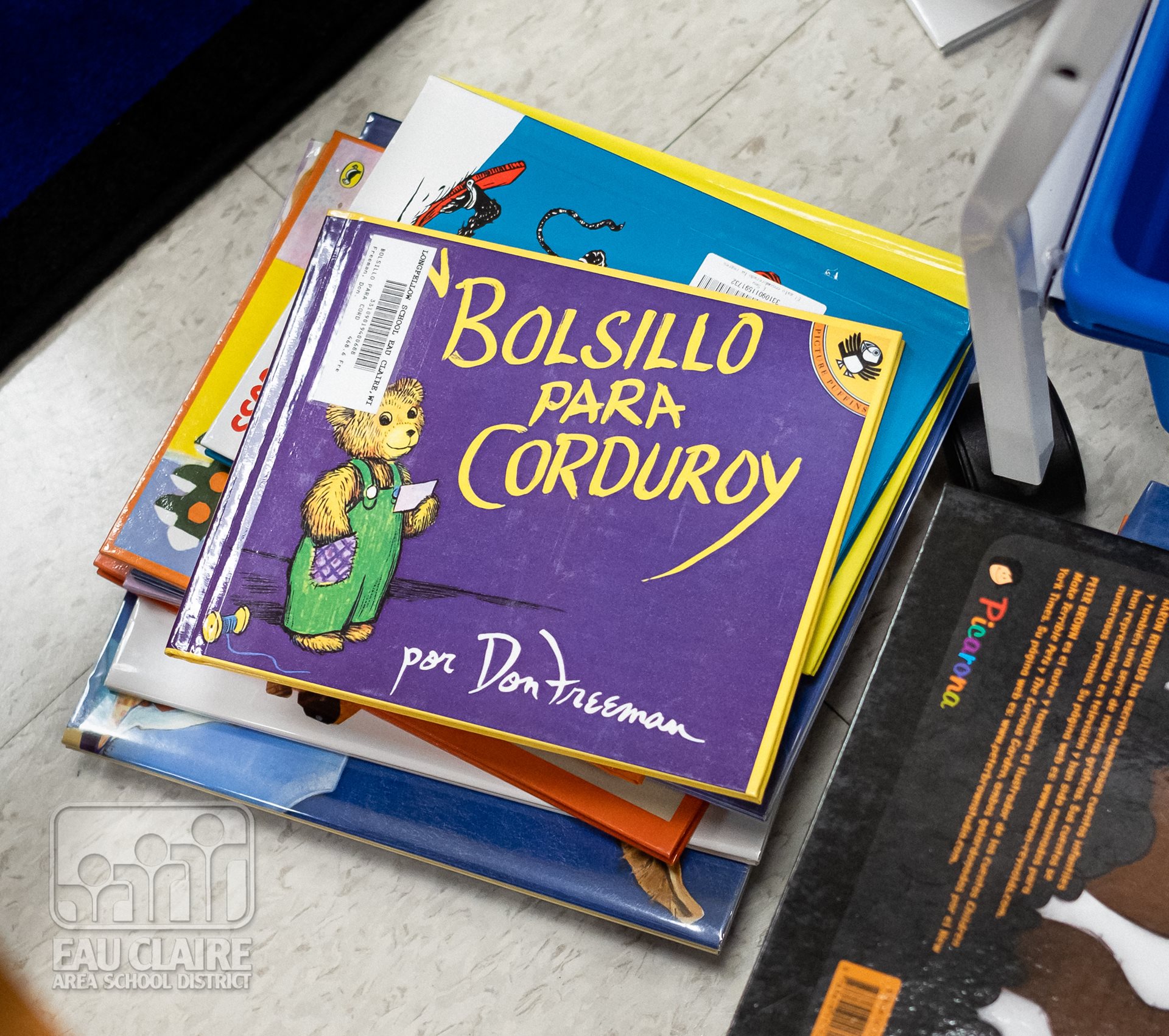 A picture of a stack of young children's books with the title "Bolsillo Para Courduroy" on the top.